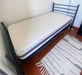 Estrutura de cama com cabeceira E colchão individual