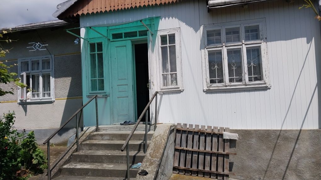 Будинок з господарськими будівлями.