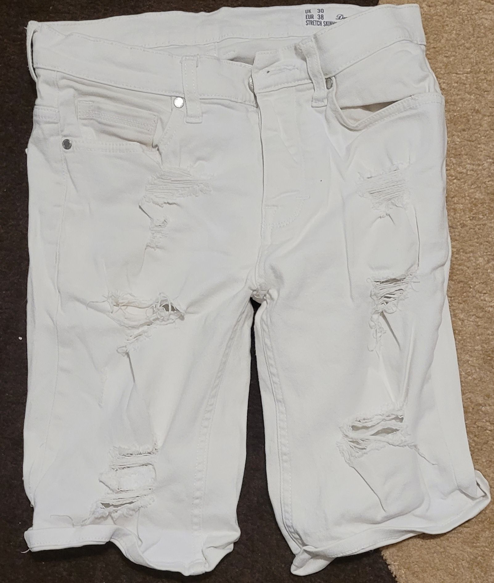 Krótkie spodnie biale z dziurami r 38