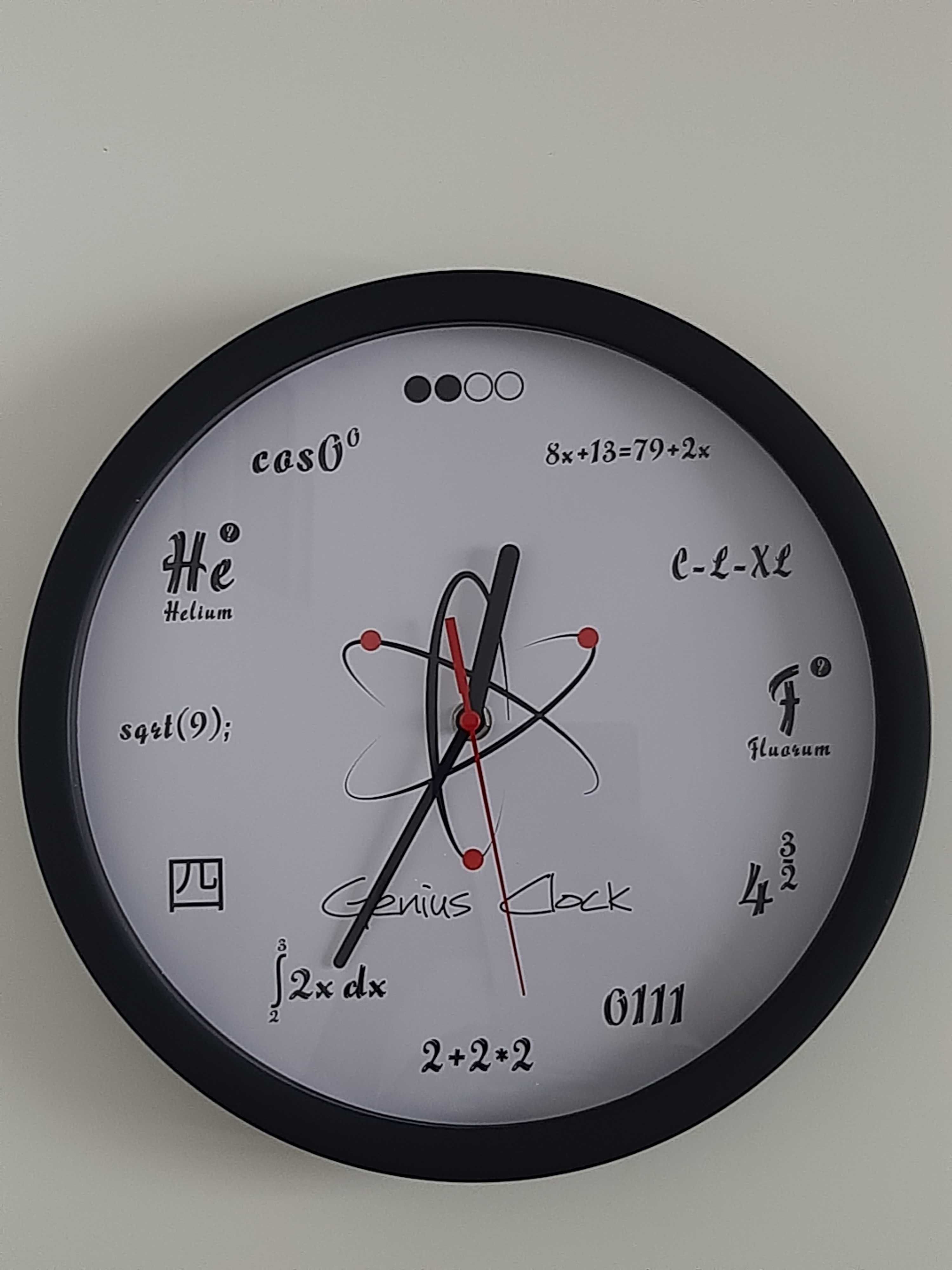 Genius Clock - zegar z zaszyfrowanymi godzinami, wskazówka wstecz
