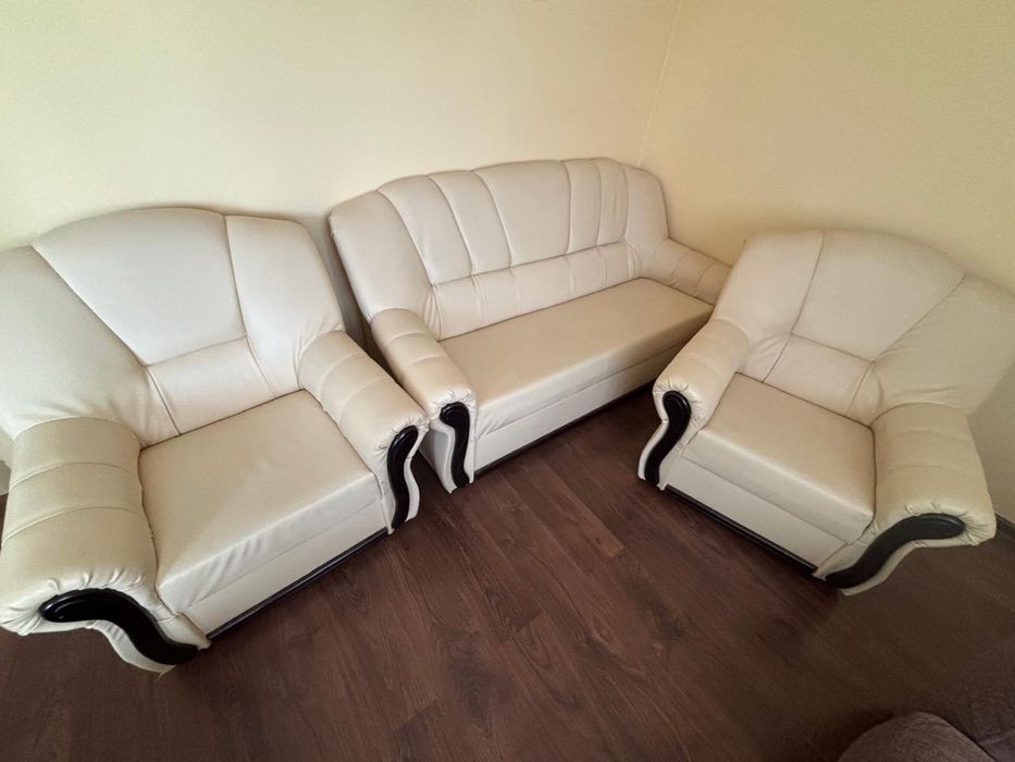 Zestaw wypoczynkowy sofa, dwa fotele. Ecoskóra. Ekoskóra. Drewno.