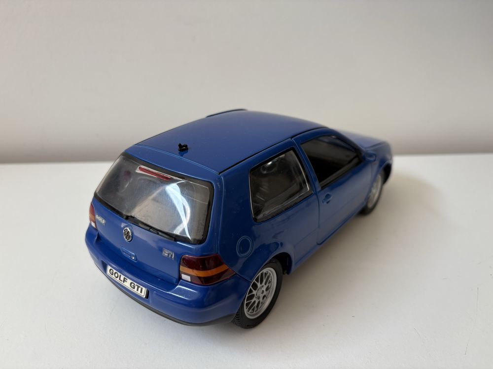 Model Volkswagen Golf MK4 GTi 1:18 Revell (maisto welly)