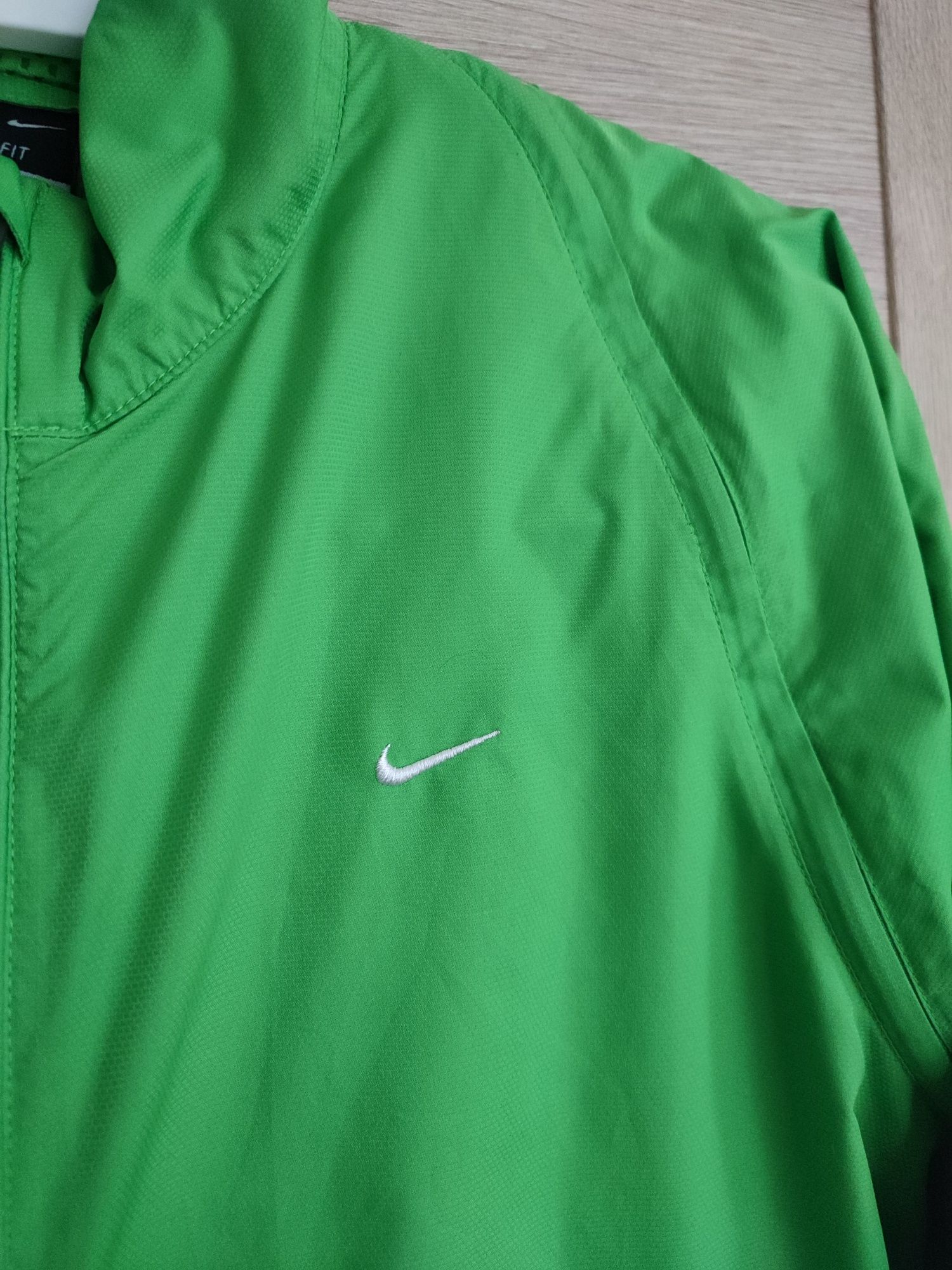 Zielona kurtka damska Nike Clima Fit rozm. M
Rozm. M
Odpinane rękawy
