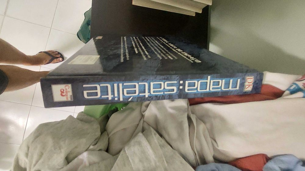 Livro ilustrado Planetary Visions "Mapa: Satélite"