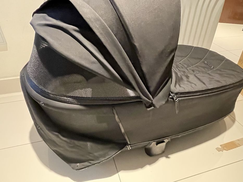 Gondola Cybex Priam- zdjecie przekłamuje kolor