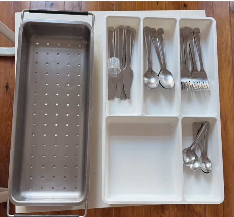 Tabuleiro branco para talheres, e tabuleiro para escorrer em aço inox