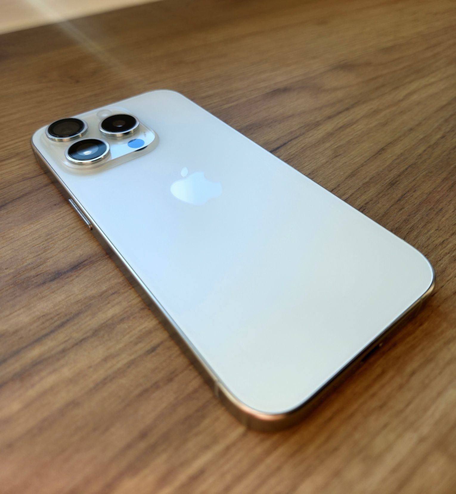 iPhone 15 Pro biały tytan
