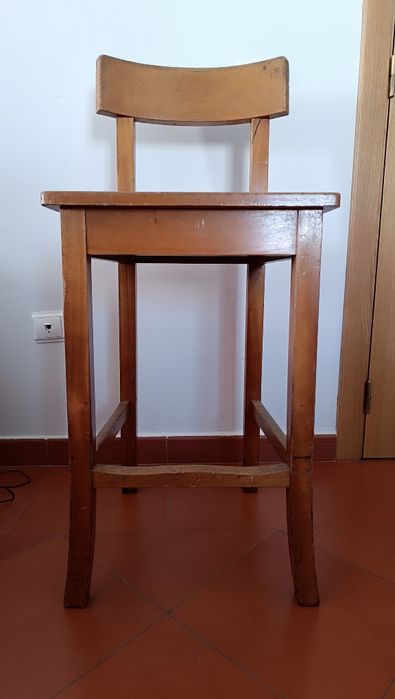 Cadeira alta antiga de escola.