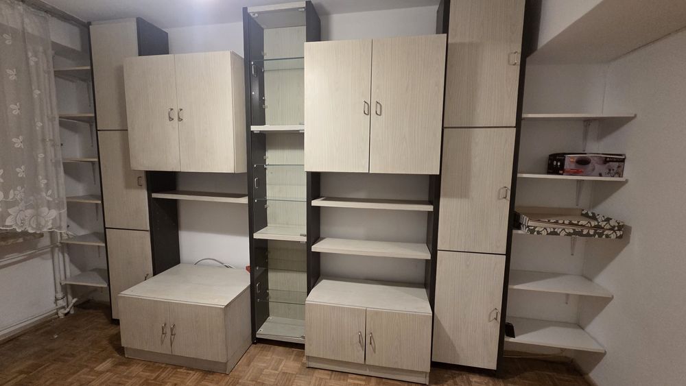 Meblościanka i półki.