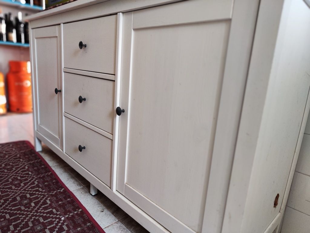 Móvel Branco com portas e gavetas