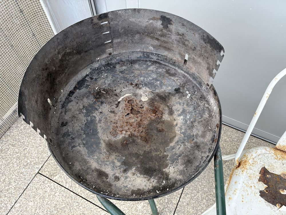 Duas cadeiras Tolix em ferro e barbecue campingaz para restaurar