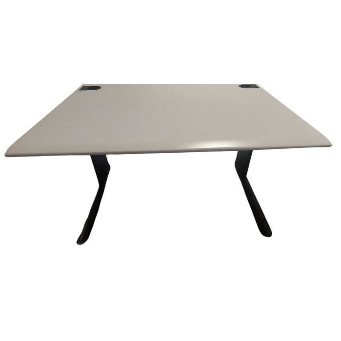 Secretárias com tampo folheado e estrutura em ferro