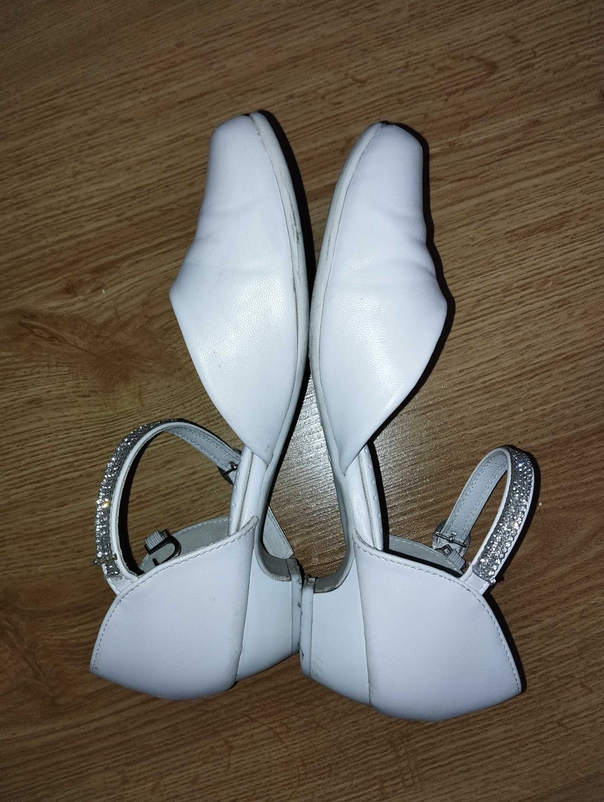 Białe pantofle buty r37 komunia Nelli blu wkł 23.5
