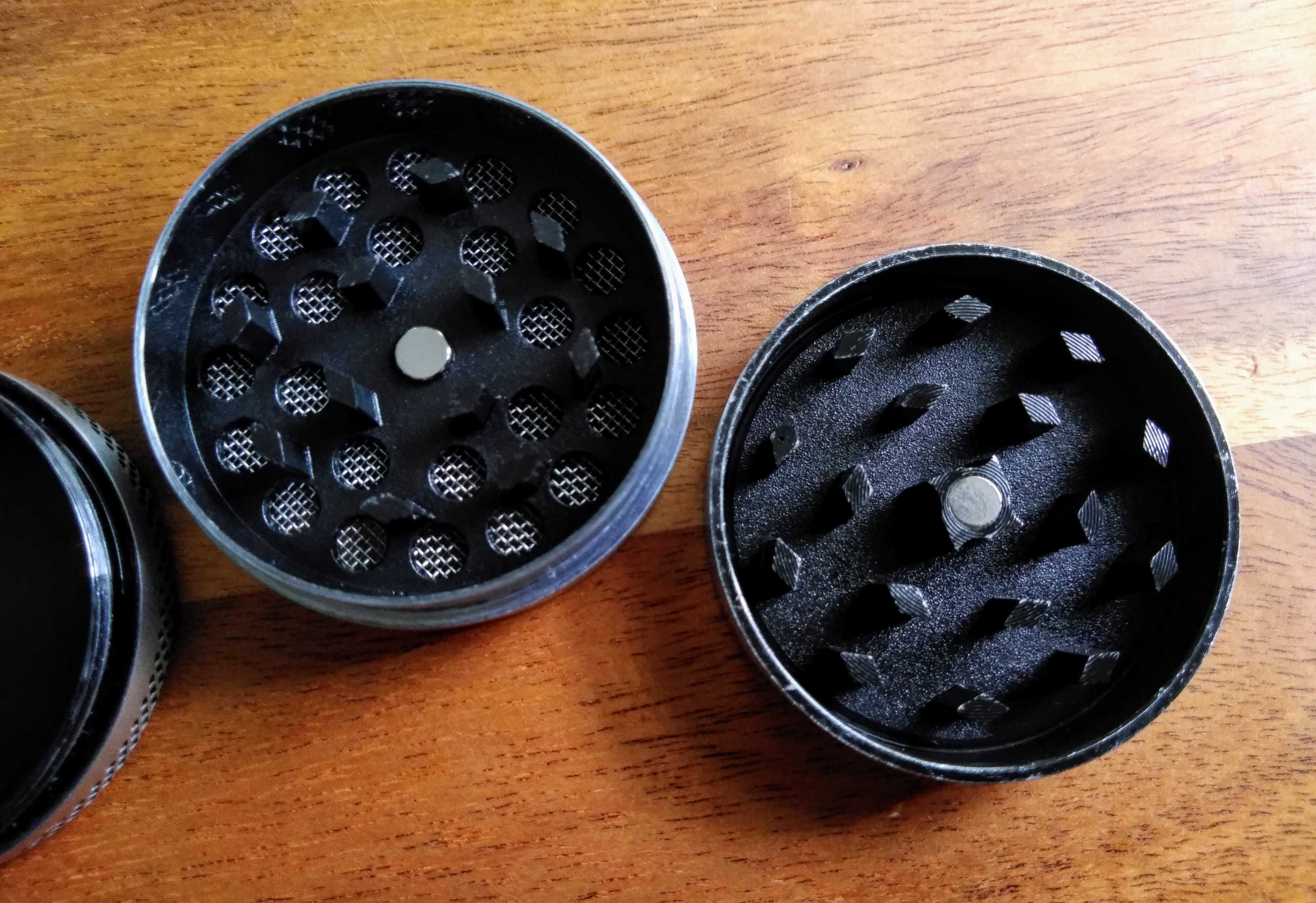Grinder Lion crusher młynek do suszu ziół metalowy z sitkiem 40mm