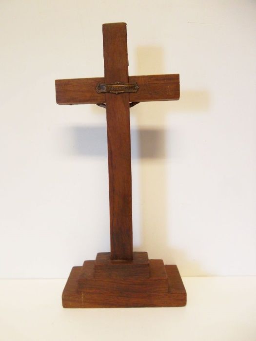 pequeno antigo crucifixo francês com Cristo dourado e incrustações
