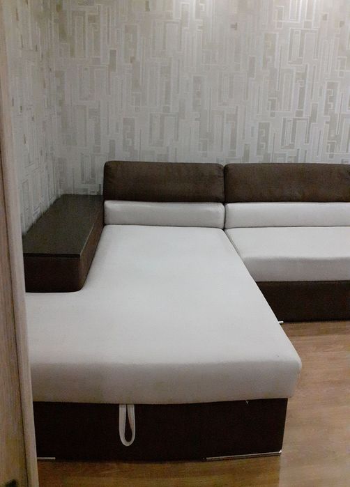 Продам майже новий ,великий, гарний  диван з нішами.