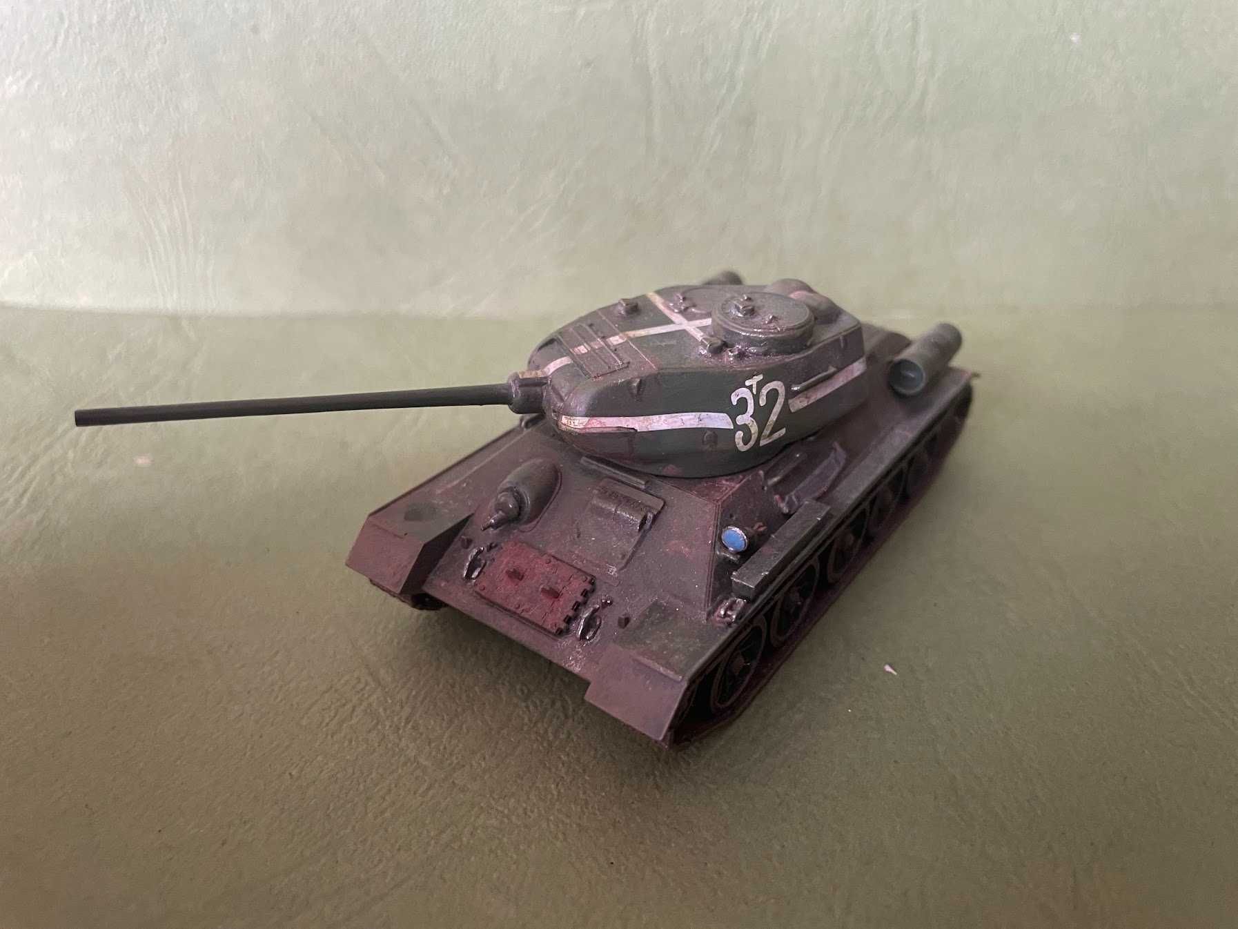 T-34/85  - model w skali 1/72