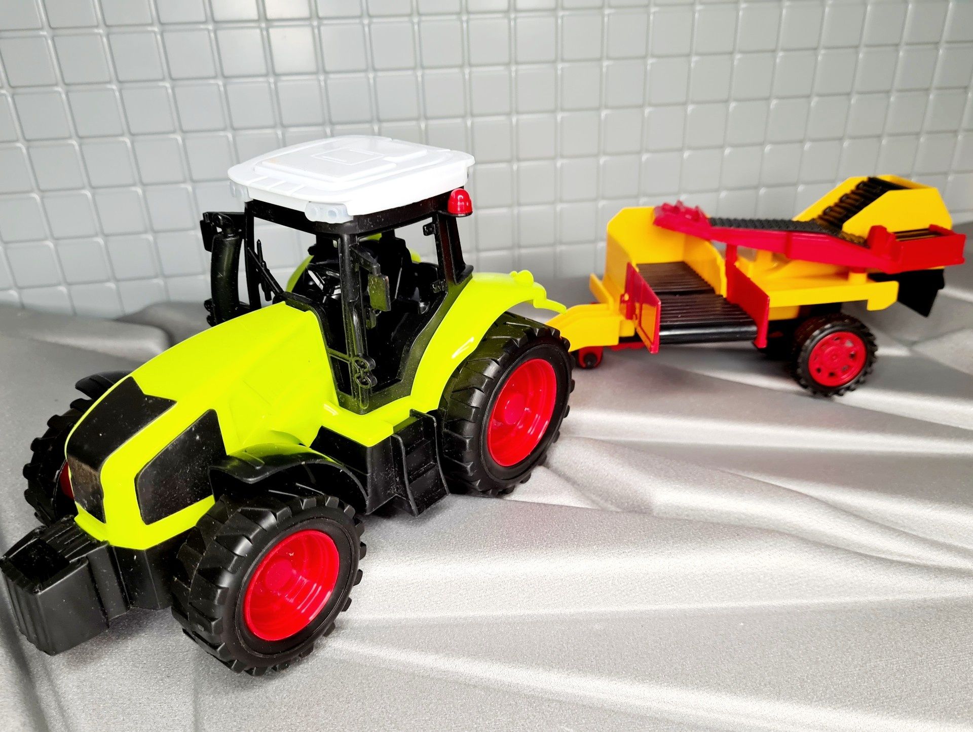 Nowy Traktor Traktorek z maszyną rolniczą - zabawki