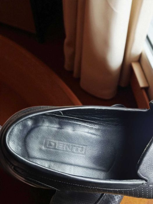 Стильні чоловічі шкіряні лофери DENTI з перфорацією та китицями