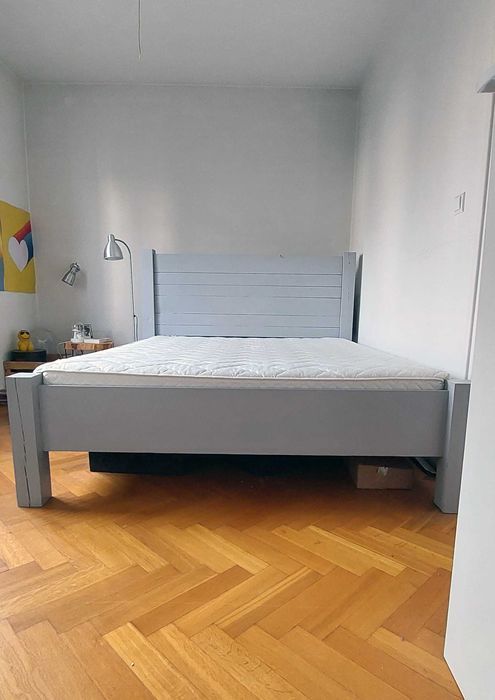 Drewniane łóżko w stylu skandynawskim