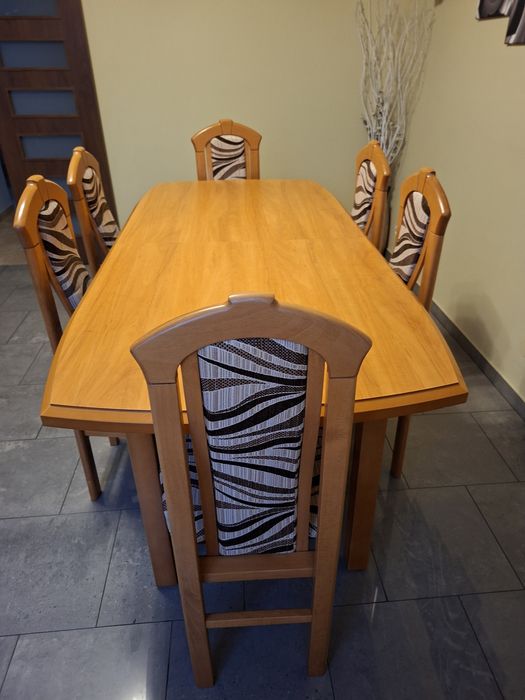 Stół z krzesłami - komplet