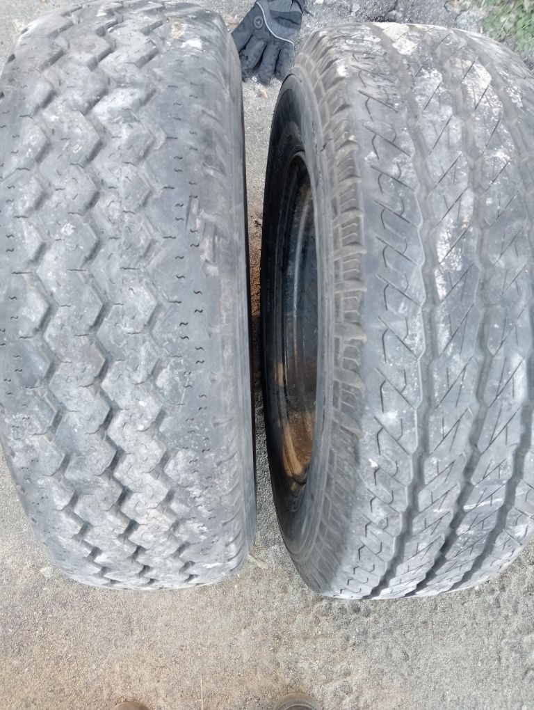 Маю дві різні покришки з дісками 215/70R15C. Б.У.