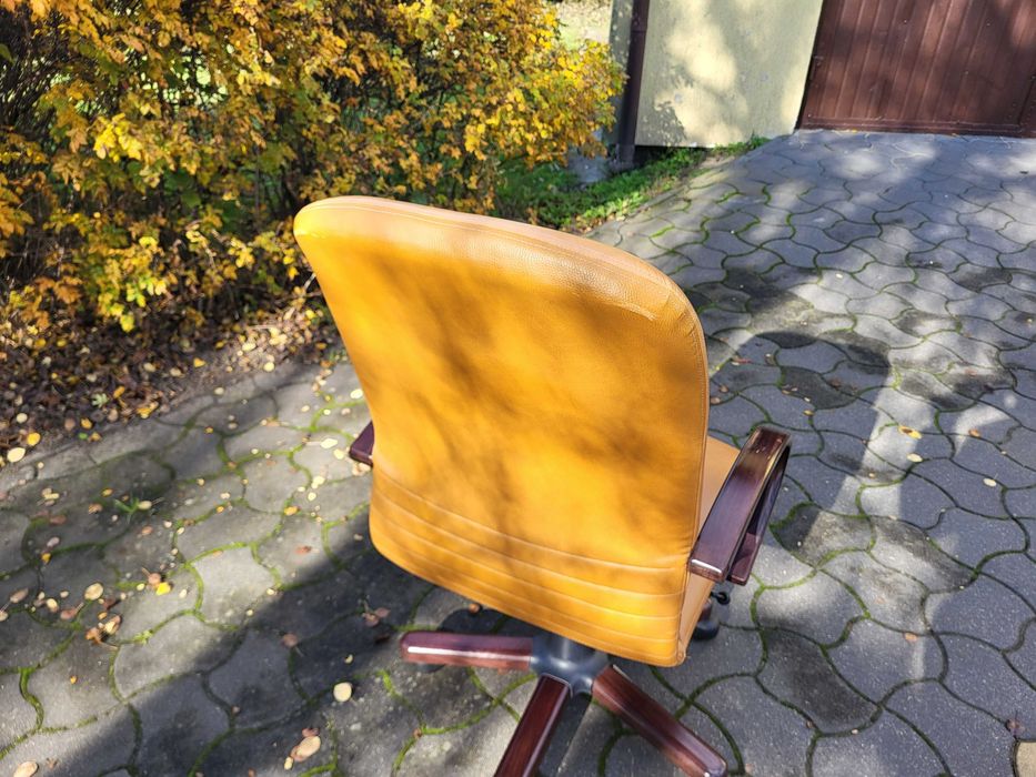 Fotel biurowy skórzany Nowy Styl Nowa z regulacją pochyłu idealny