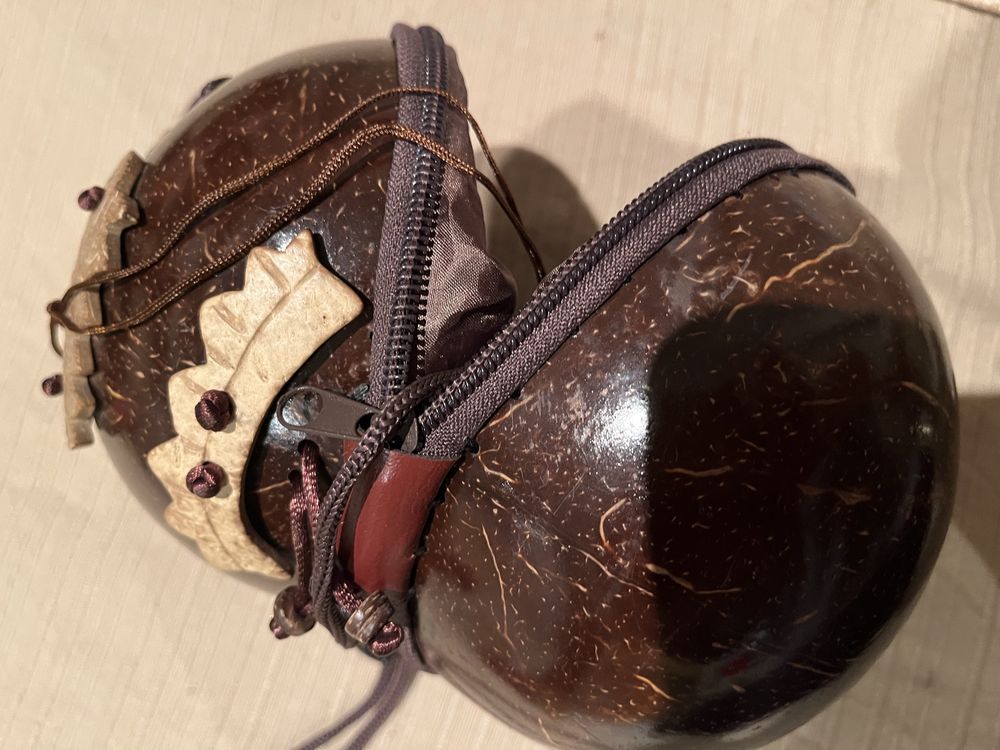 Mala africana feita de casca de coco