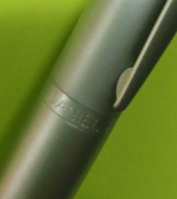 Caneta Prateada " Daniel Hechter" Paris