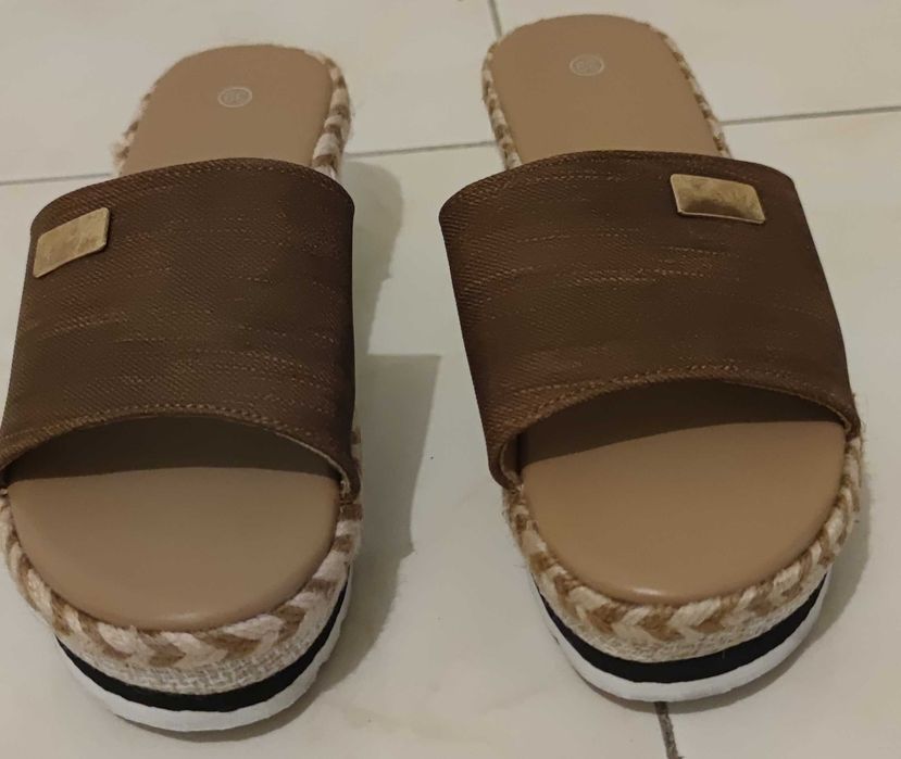 Sapatos - Tamanho 39
