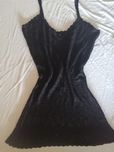 Vários vestidos e roupa de mulher