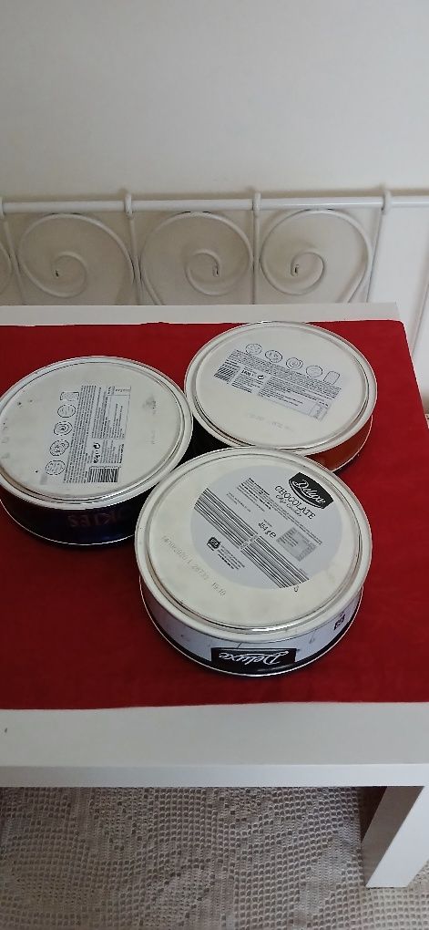 Latas de biscoitos, vazias