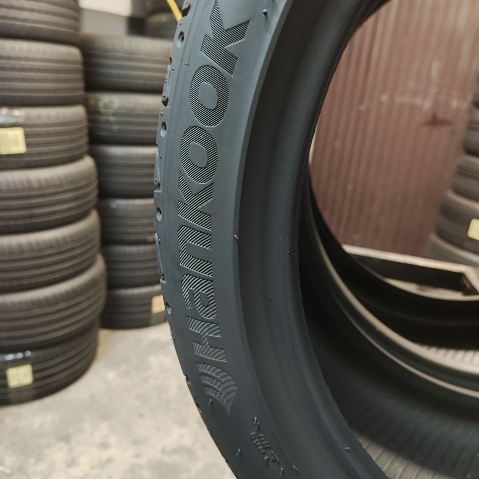 255/35/19 XL Sprzedam parę opon letnich Hankook
