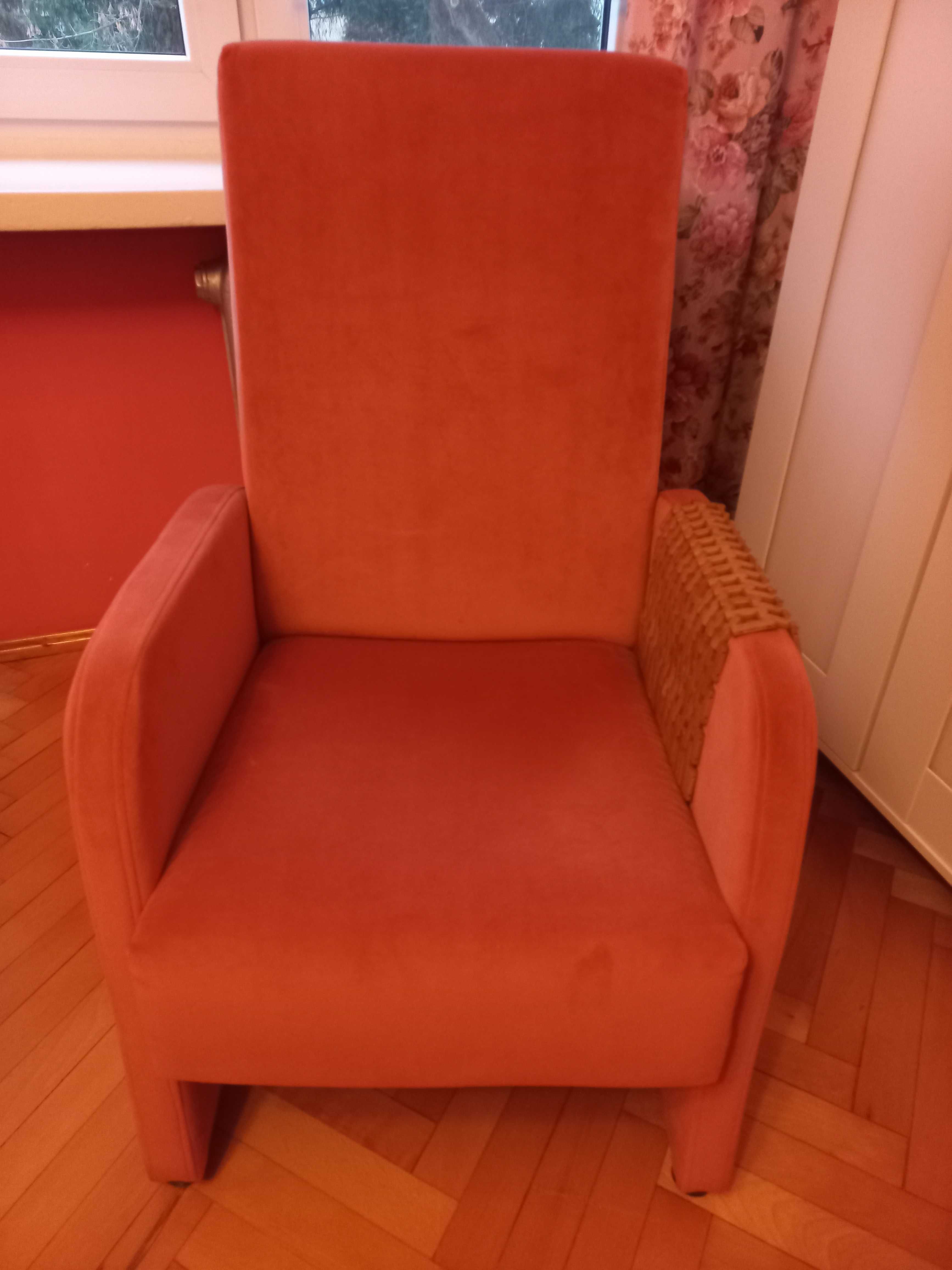 Fotel w kolorze łososiowym