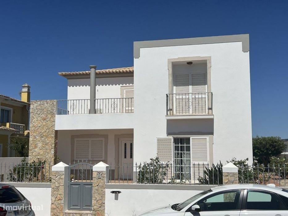 Moradia com 3 quartos, 3 casas de banho, cozinha equipada, piscina