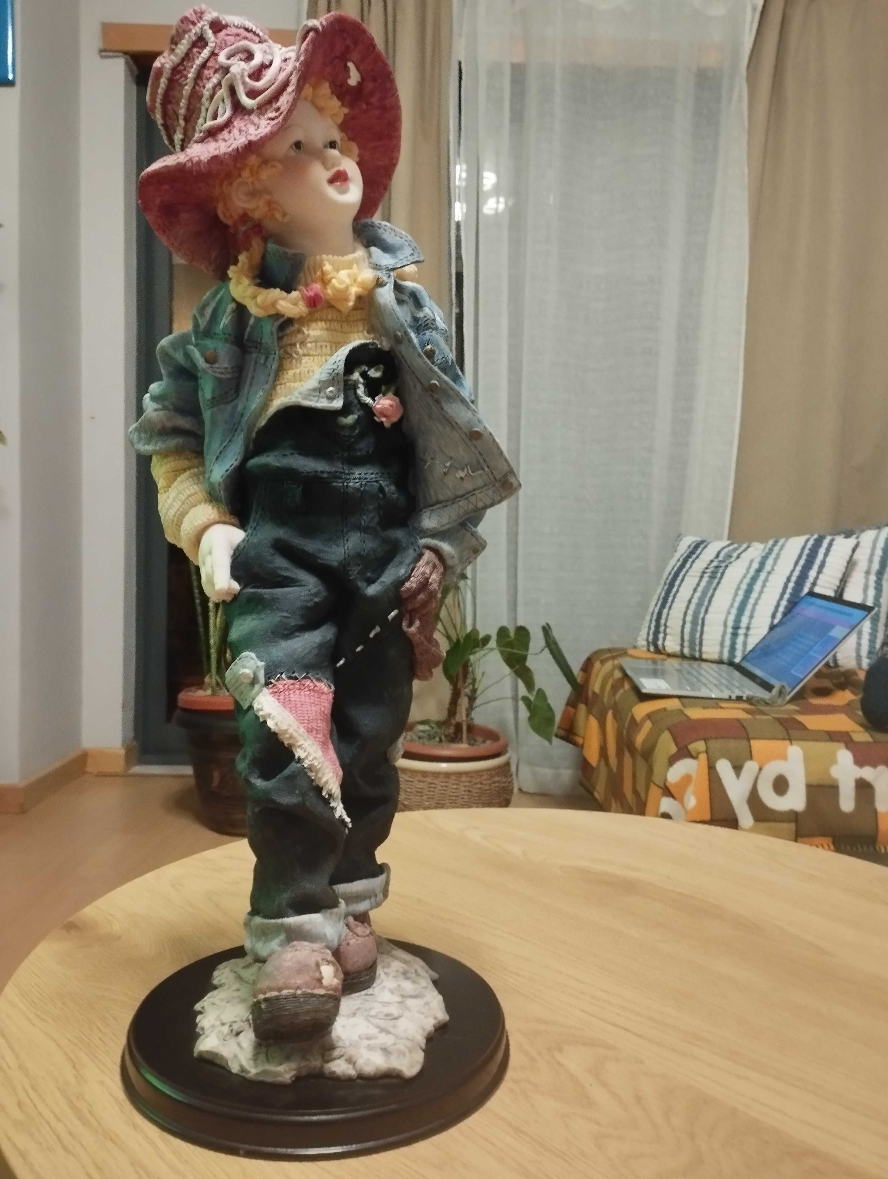 Dois bonecos com 50 cm altura.
