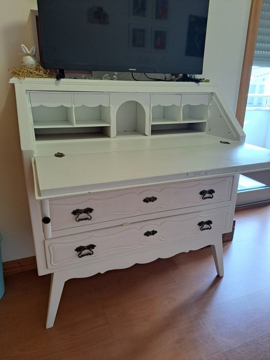 Cama e mesa de cabeceira branca