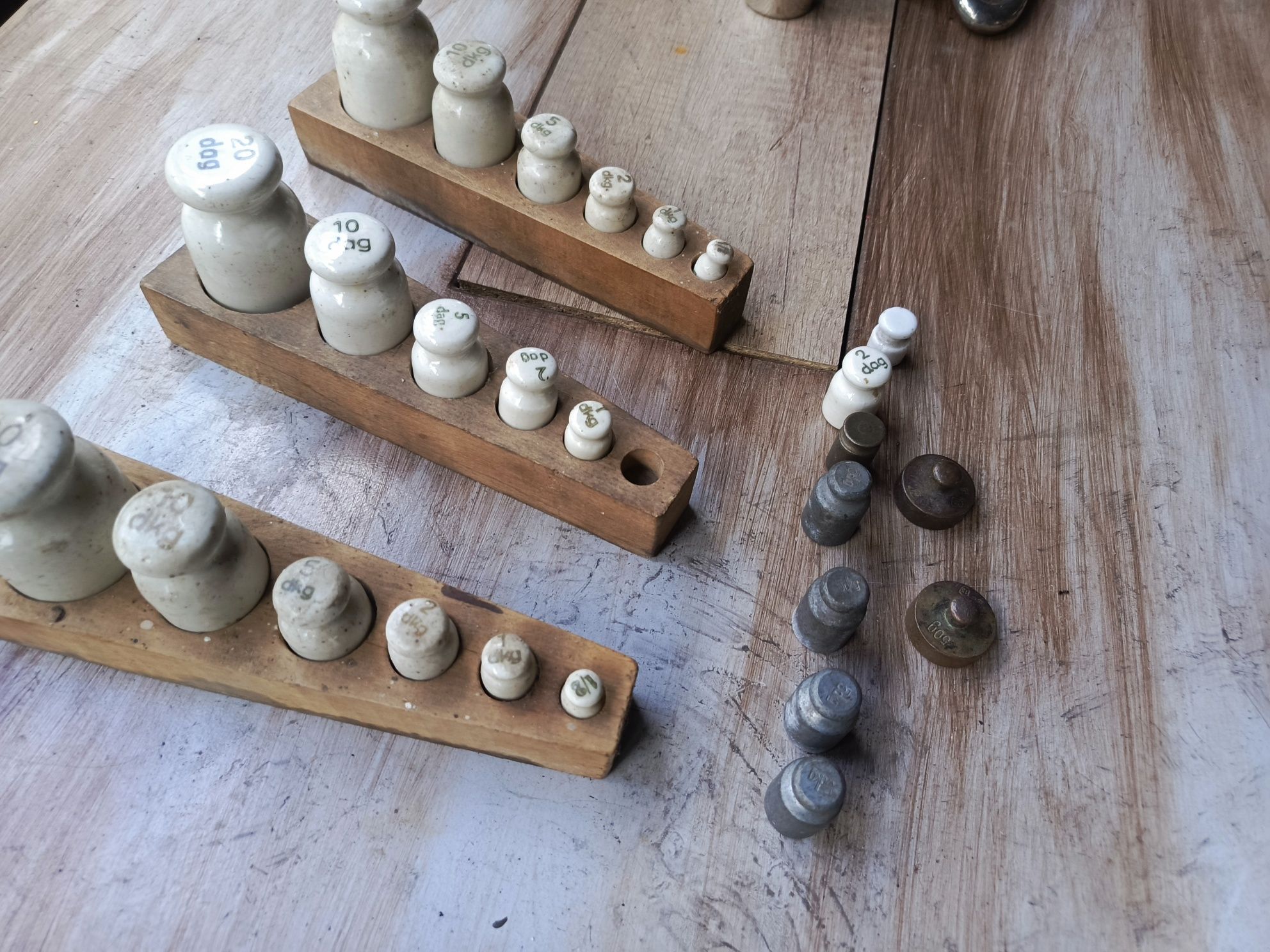 Odważniki ceramiczne PRL w drewnianych pudełkach zestaw
