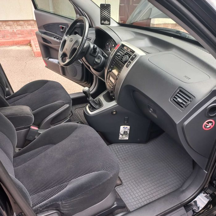 Hyundai Tucson, I покоління  2.0 DOHC МТ (142 к.с.) 4WD  Base