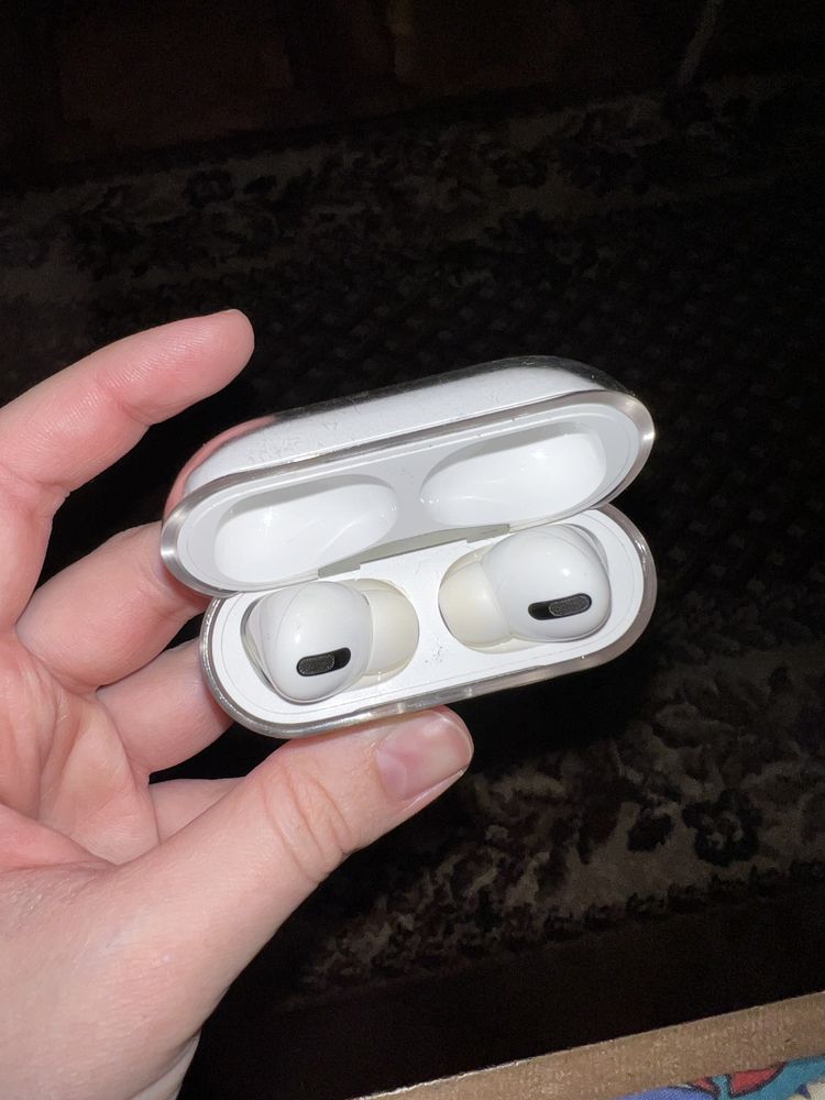 Продам Apple AirPods Pro with MagSafe Charging Case