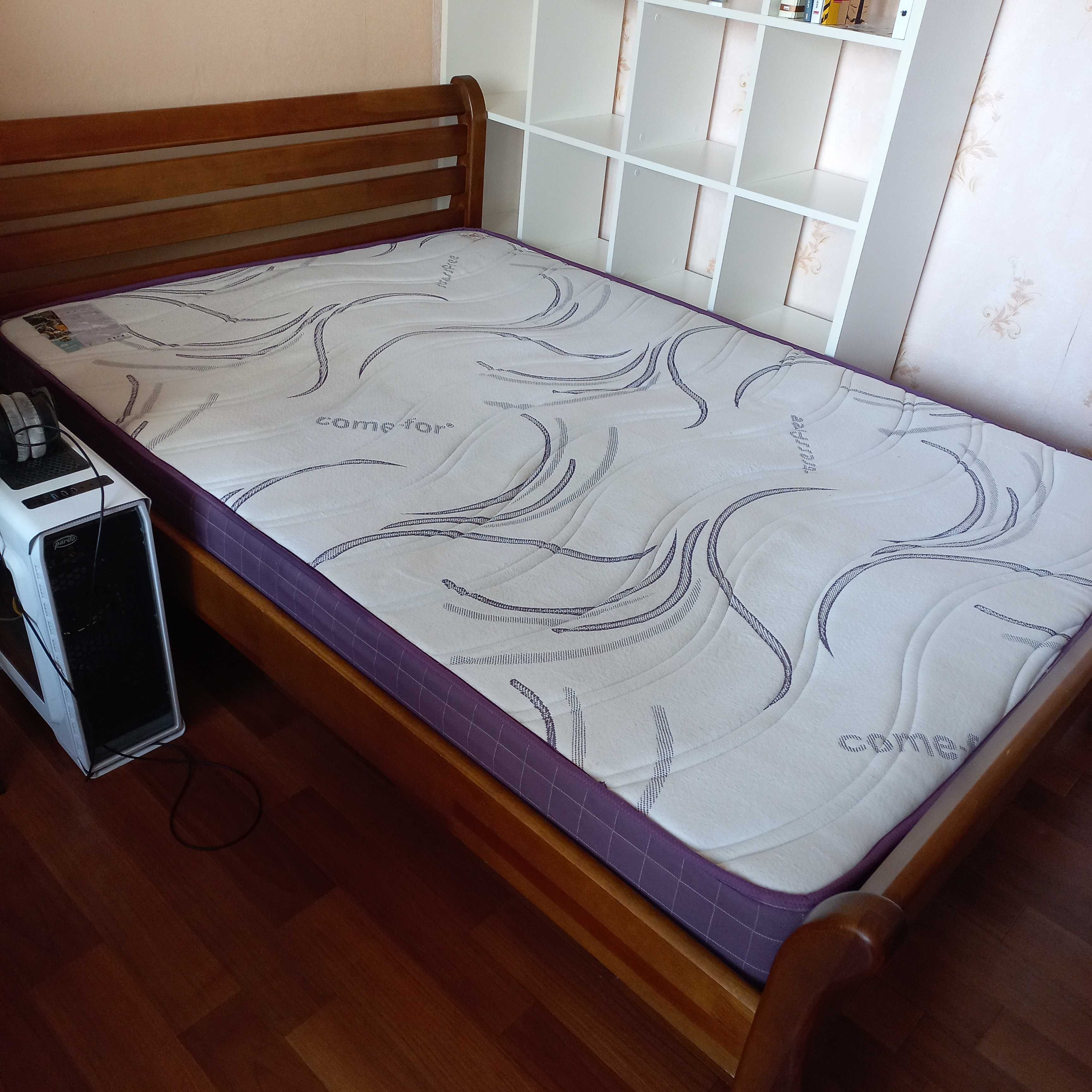 Ліжко деревяне з  матрасом 140×190.Стан задовільний.