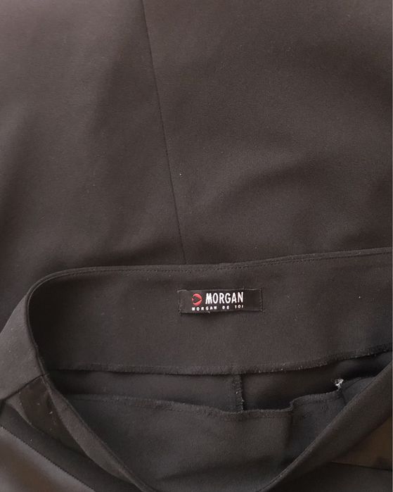 Spodnica marki Morgan - elegancka, czarna, wielofakturowa, rozniar M