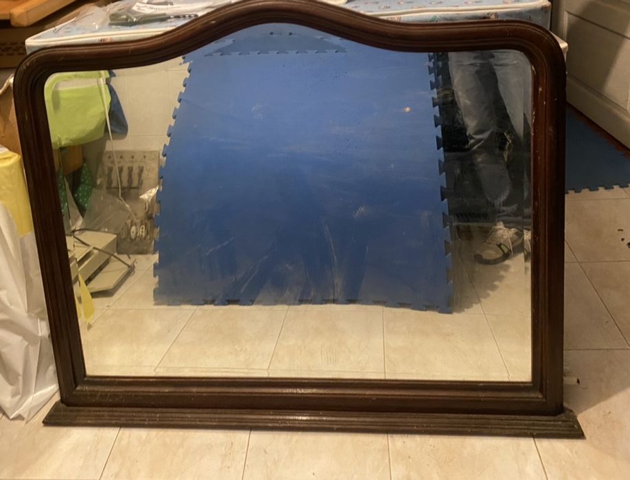 Espelho com moldura em madeira maciça