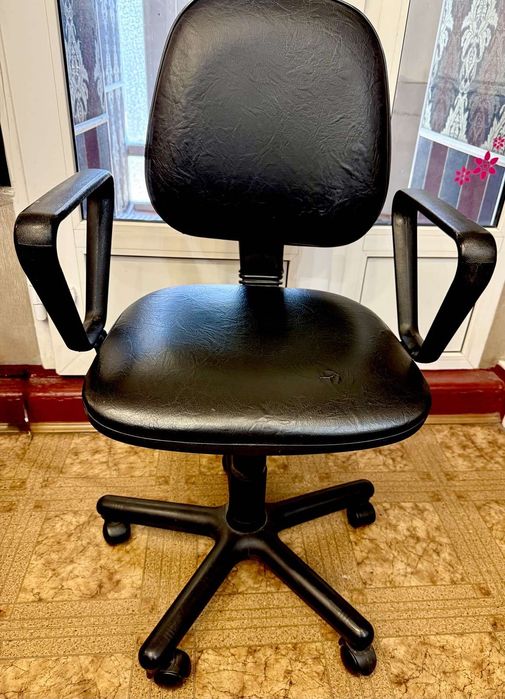 Продаю крісло офісне з еко шкіри та регулюванням (офисное кресло)