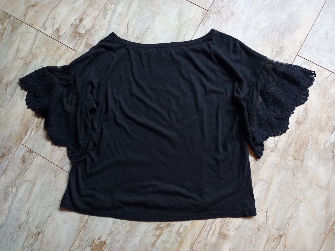 Czarna koszulka z koronką Reserved