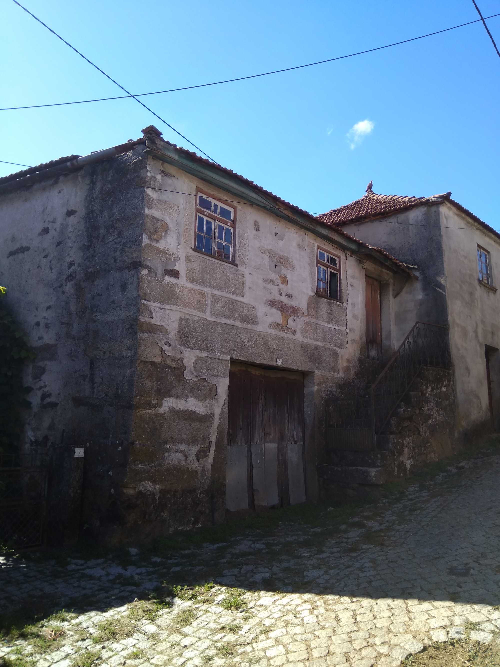 Troco por algo Casa rústica  em pedra para restaurar com 5 Terrenos