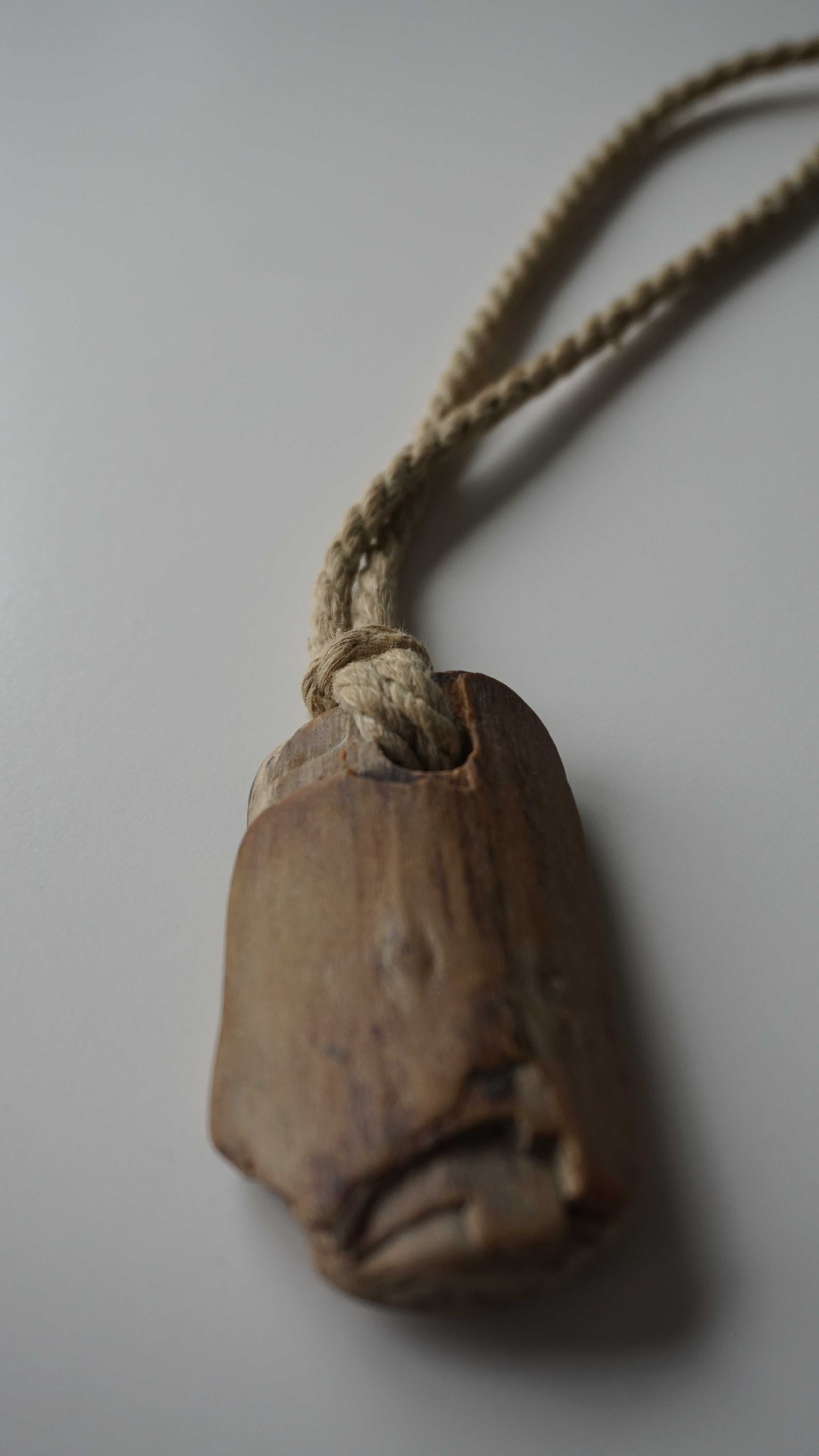 Naszyjnik na sznurku - skamieniałe drewno