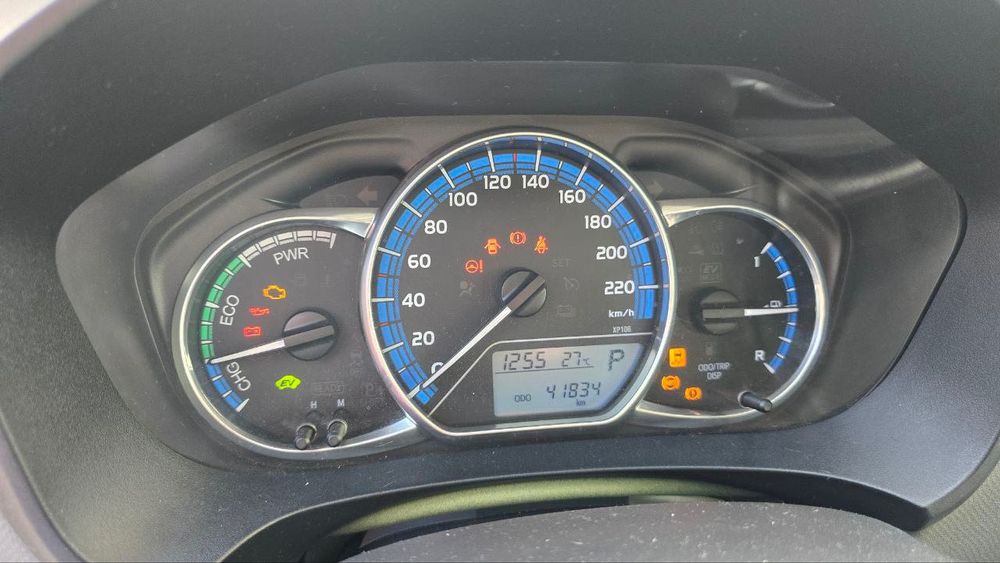 Vendo um Toyota Yaris Hybrid