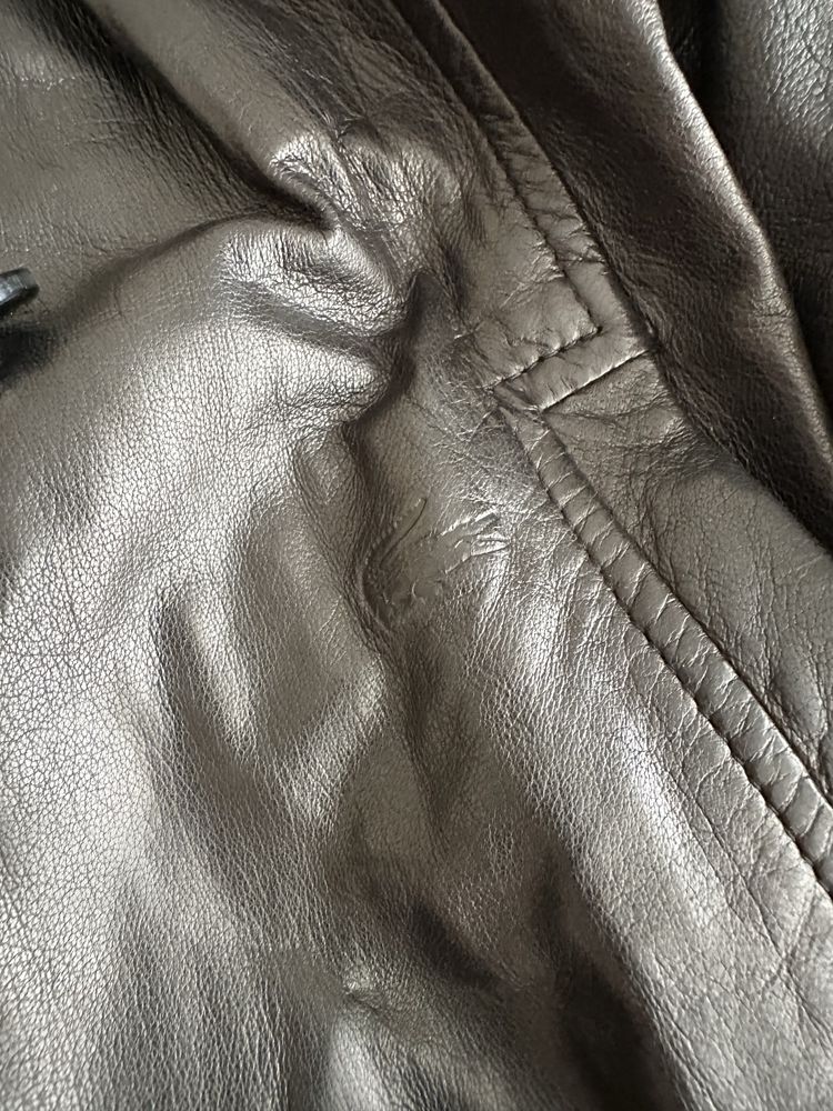 Шкіряна куртка жіноча Lacoste.