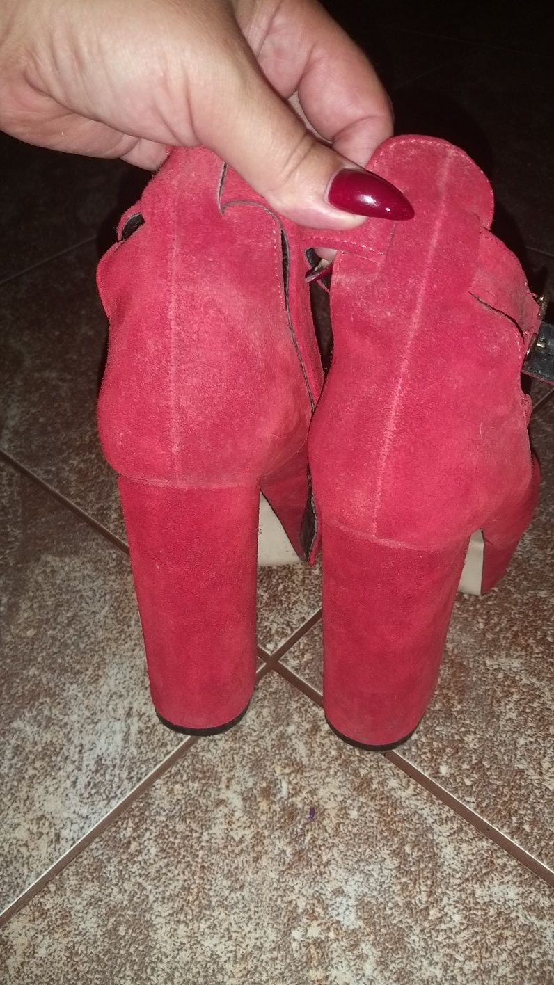 Жіночі туфлі червоного кольору натуральний нубук